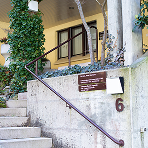 Vor dem Haus